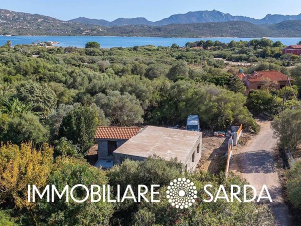 casa indipendente in vendita ad Olbia in zona Cugnana