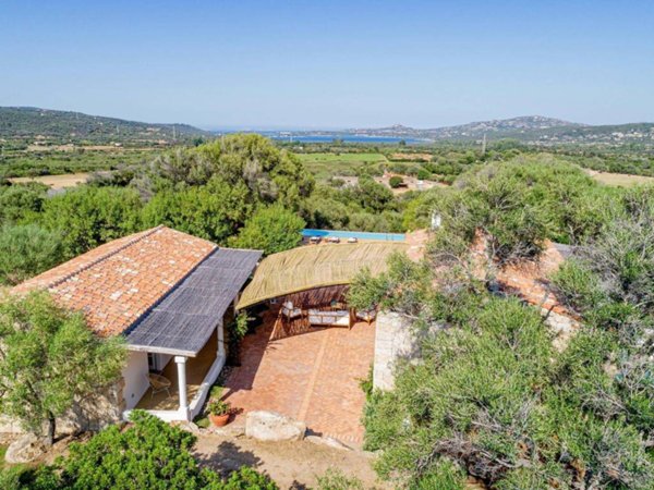 casa indipendente in vendita ad Olbia in zona Cugnana