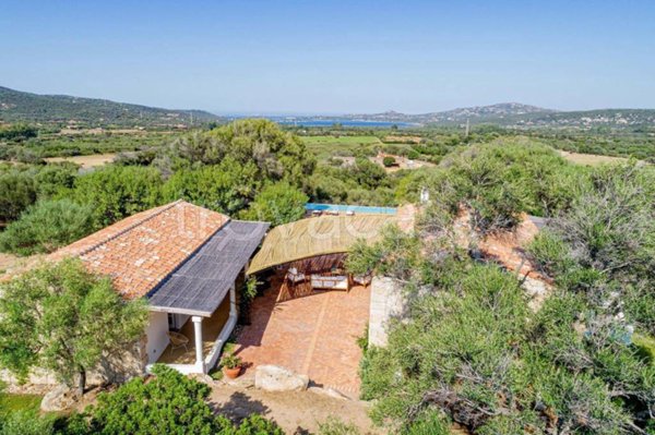 casa indipendente in vendita ad Olbia in zona Cugnana