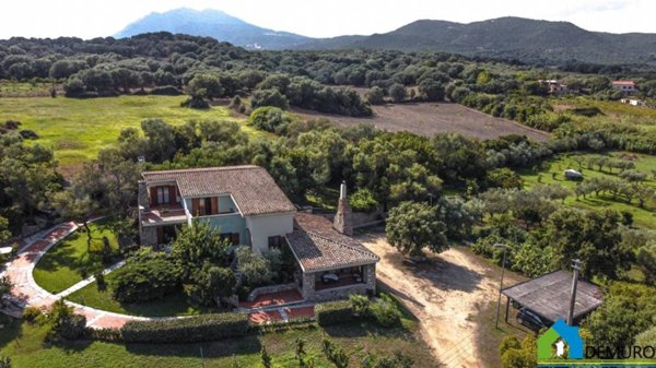casa indipendente in vendita ad Olbia in zona Barcellona