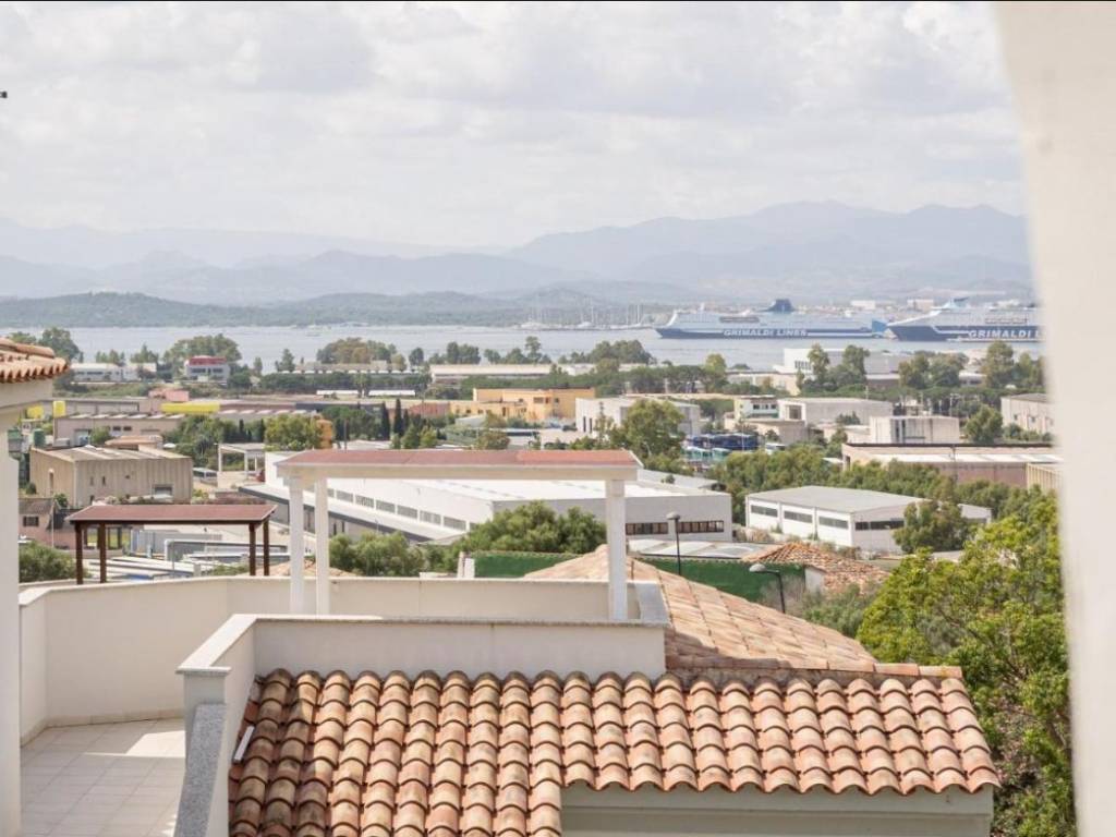 appartamento in vendita ad Olbia in zona Pittulongu