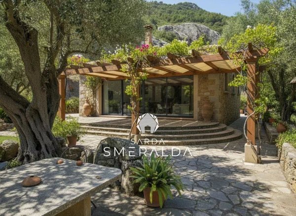 casa indipendente in vendita ad Olbia in zona Cugnana