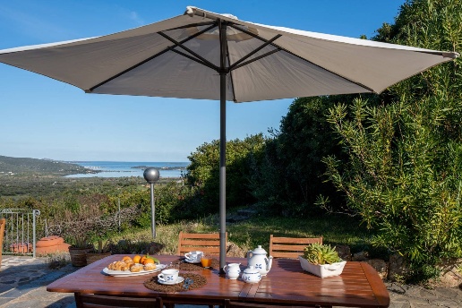 casa indipendente in vendita ad Olbia in zona Cugnana