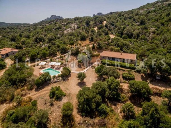 casa indipendente in vendita ad Olbia in zona Cugnana