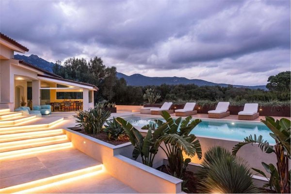 casa indipendente in vendita ad Olbia in zona Cugnana