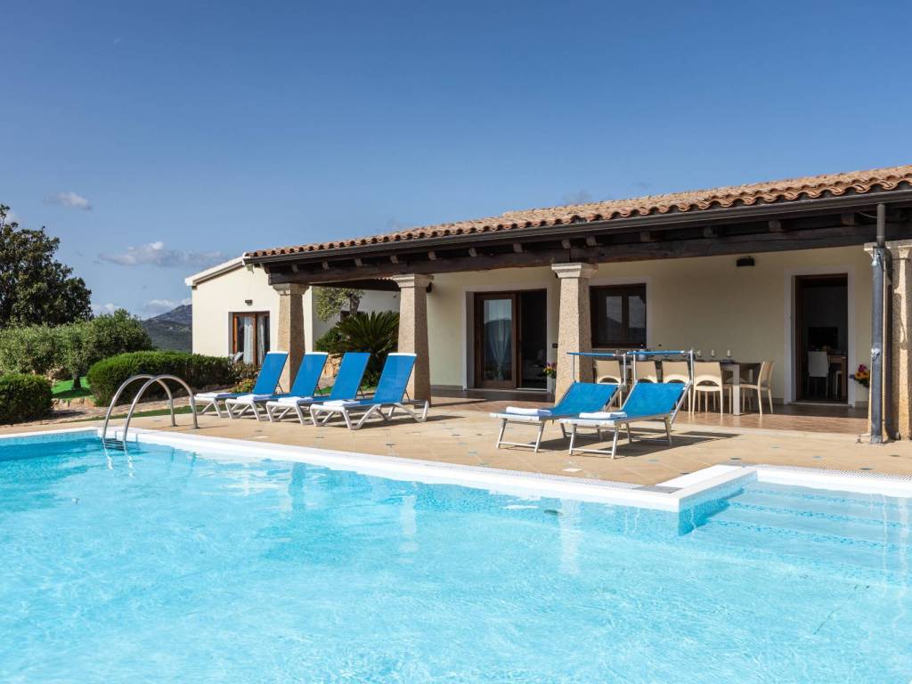 casa indipendente in vendita ad Olbia in zona Cugnana