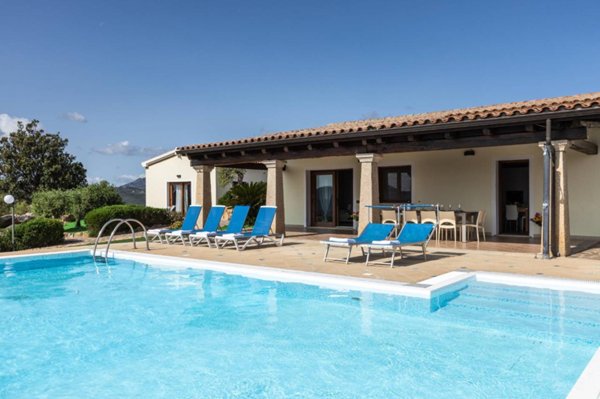 casa indipendente in vendita ad Olbia in zona Cugnana