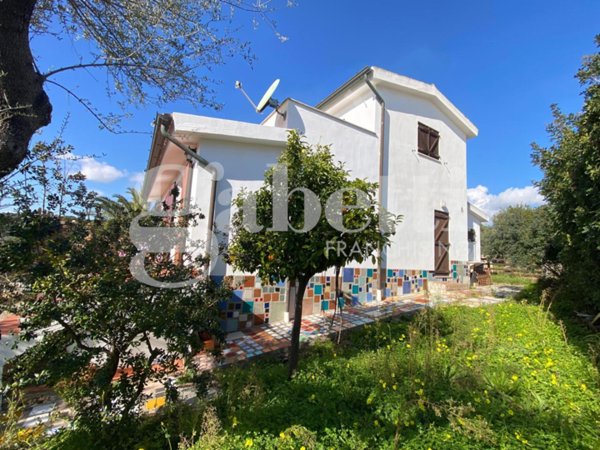 casa indipendente in vendita ad Olbia in zona Pittulongu