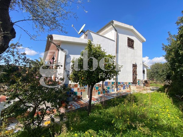 casa indipendente in vendita ad Olbia in zona Pittulongu