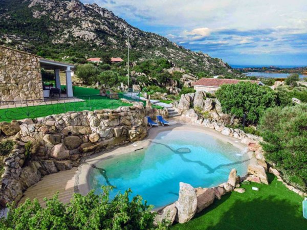 casa indipendente in vendita ad Olbia in zona Cugnana