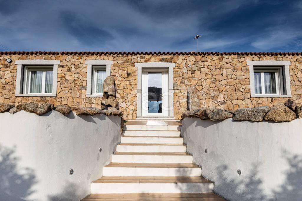 casa indipendente in vendita ad Olbia in zona Cugnana