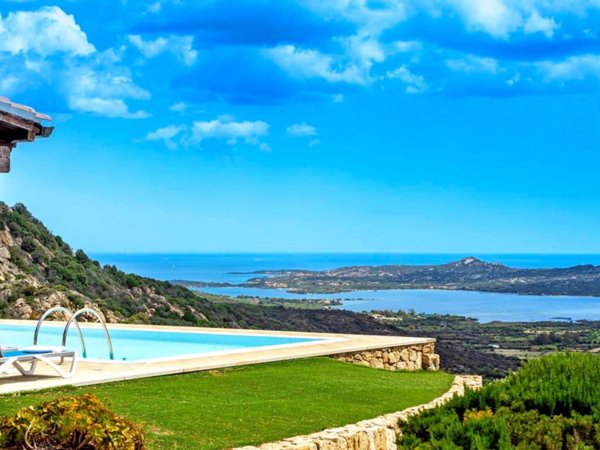 casa indipendente in vendita ad Olbia in zona Cugnana