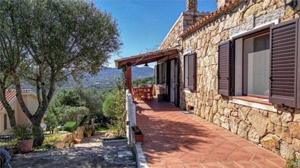 casa indipendente in vendita ad Olbia in zona Porto Istana