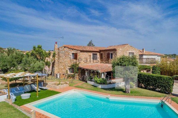 villa in vendita ad Olbia in zona San Pantaleo