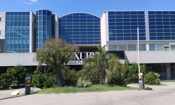 locale commerciale in vendita ad Olbia in zona Aldo Moro