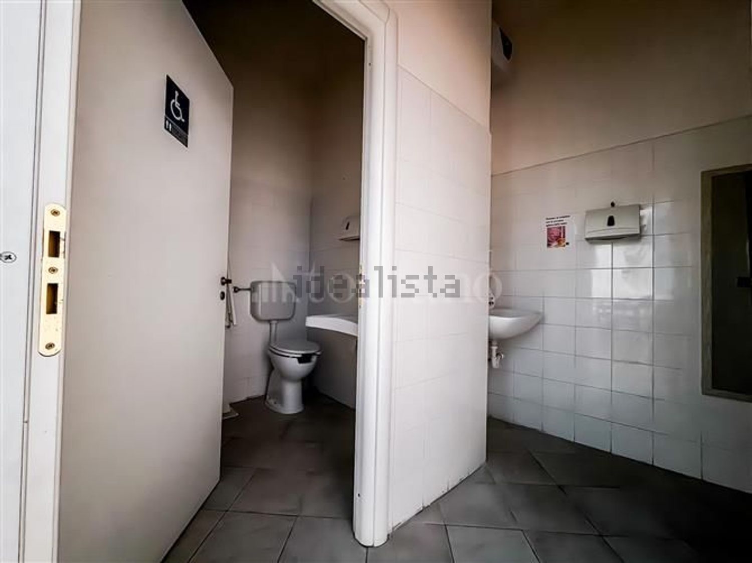 locale commerciale in vendita ad Olbia in zona Aldo Moro