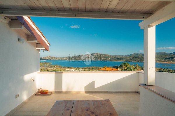 casa indipendente in vendita ad Olbia in zona Cugnana