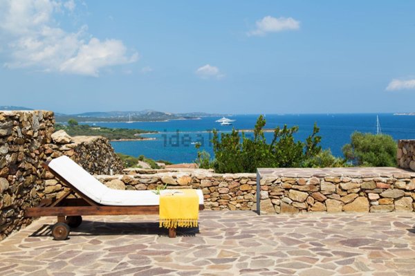 casa indipendente in vendita ad Olbia in zona Cugnana