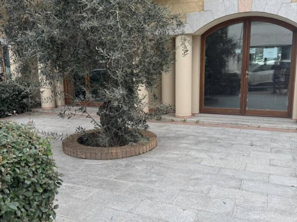 negozio in vendita ad Olbia in zona Vittorio Veneto