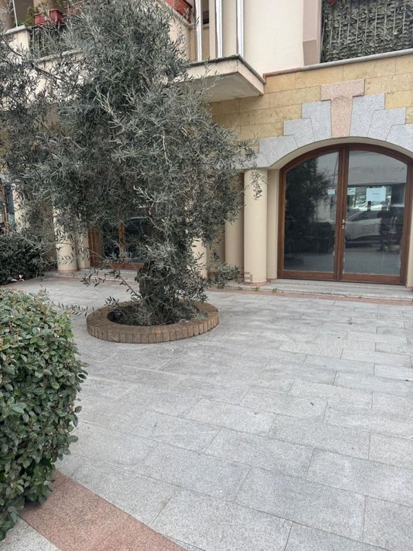 locale commerciale in vendita ad Olbia in zona Vittorio Veneto