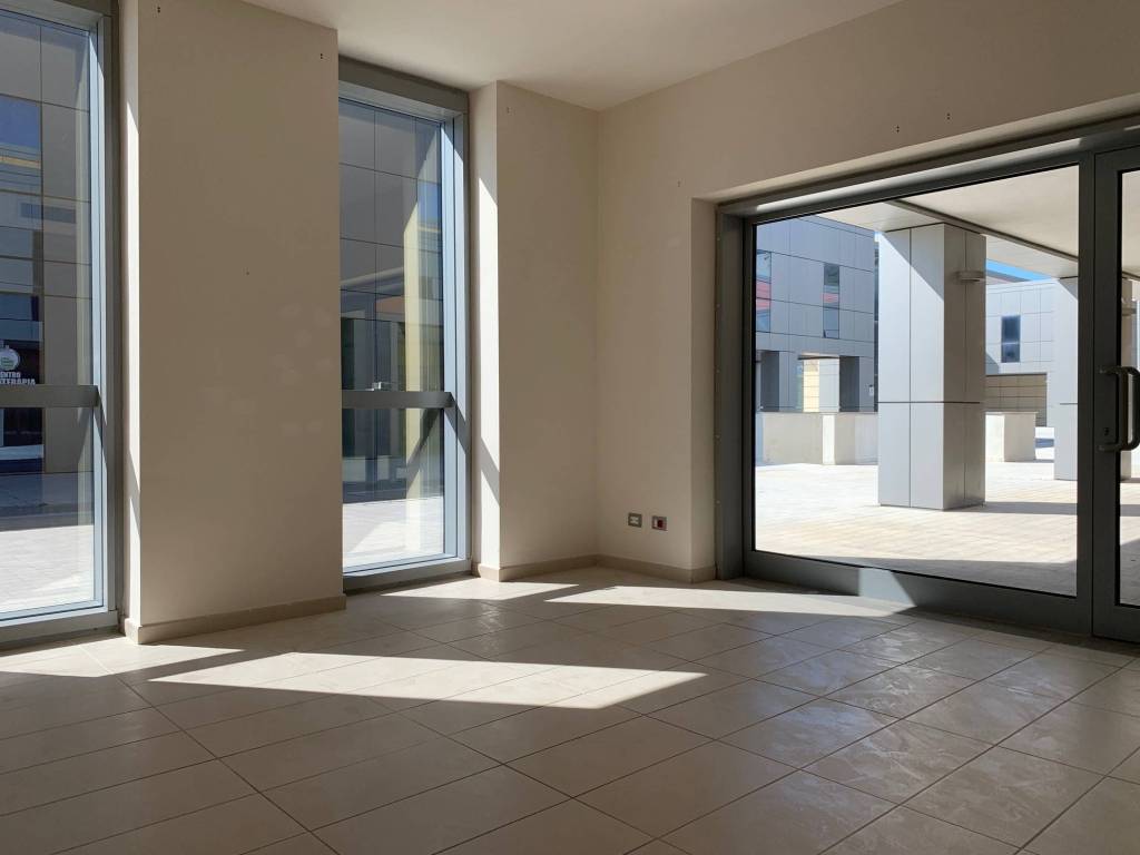 ufficio in vendita ad Olbia in zona Pittulongu