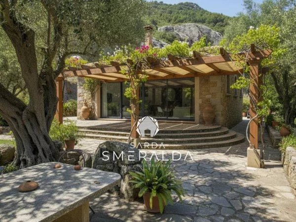 casa indipendente in vendita ad Olbia in zona Cugnana