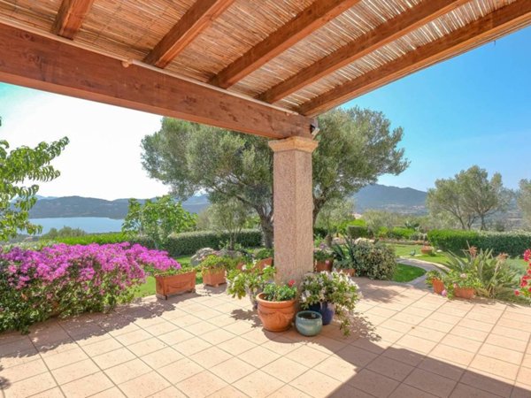 casa indipendente in vendita ad Olbia in zona Cugnana