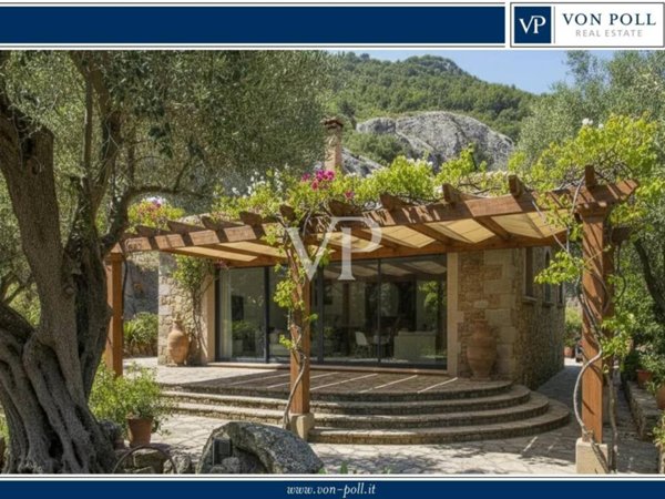 casa indipendente in vendita ad Olbia in zona Cugnana