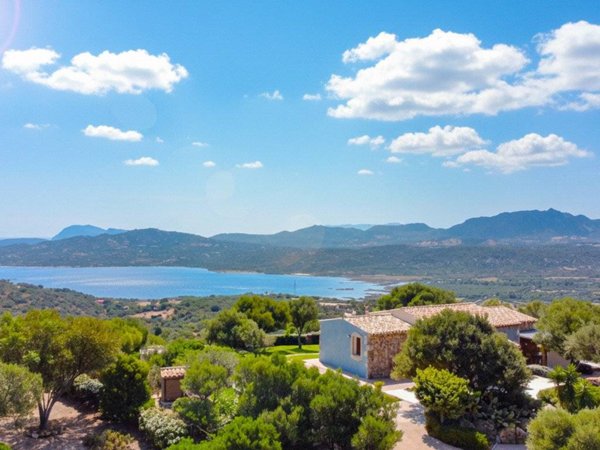 casa indipendente in vendita ad Olbia in zona Cugnana