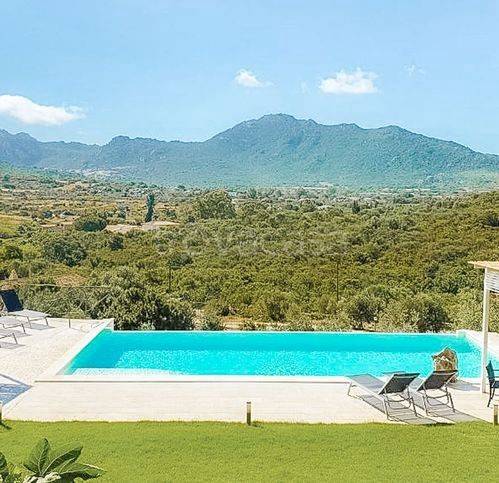 casa indipendente in vendita ad Olbia in zona Cugnana