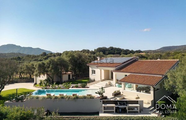 casa indipendente in vendita ad Olbia in zona Cugnana