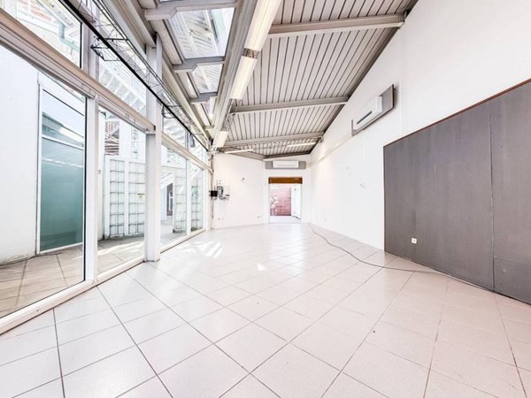 negozio in vendita ad Olbia in zona Aldo Moro