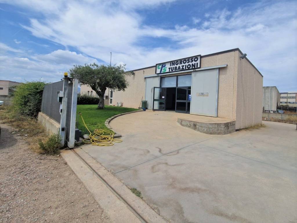 locale commerciale in vendita ad Olbia in zona Pittulongu