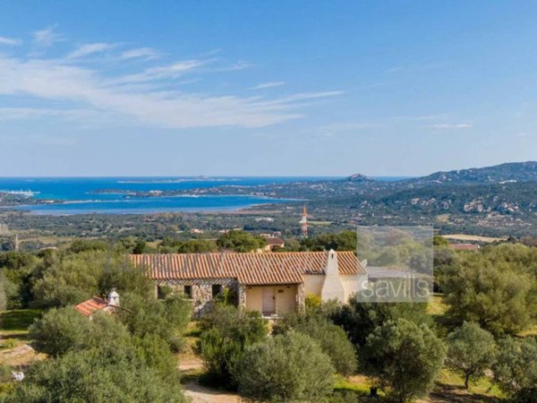 casa indipendente in vendita ad Olbia in zona Cugnana