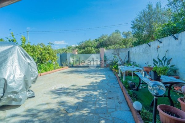 casa indipendente in vendita ad Olbia in zona Pittulongu