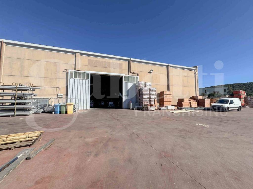 capannone in vendita ad Olbia in zona Pittulongu