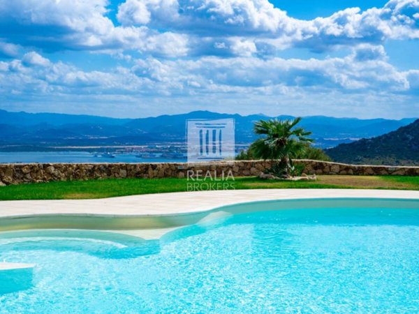 villa in vendita ad Olbia in zona Osseddu