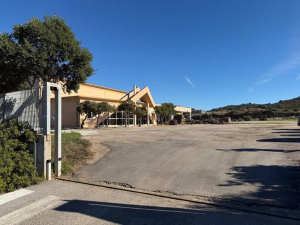negozio in vendita ad Olbia in zona Pittulongu