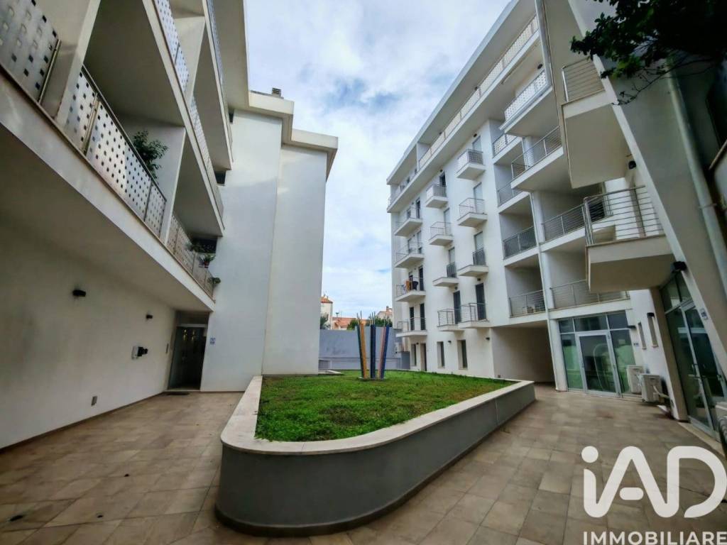 negozio in vendita ad Olbia in zona Vittorio Veneto