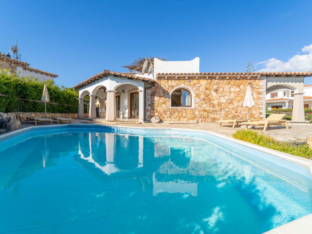casa indipendente in vendita ad Olbia in zona Pittulongu