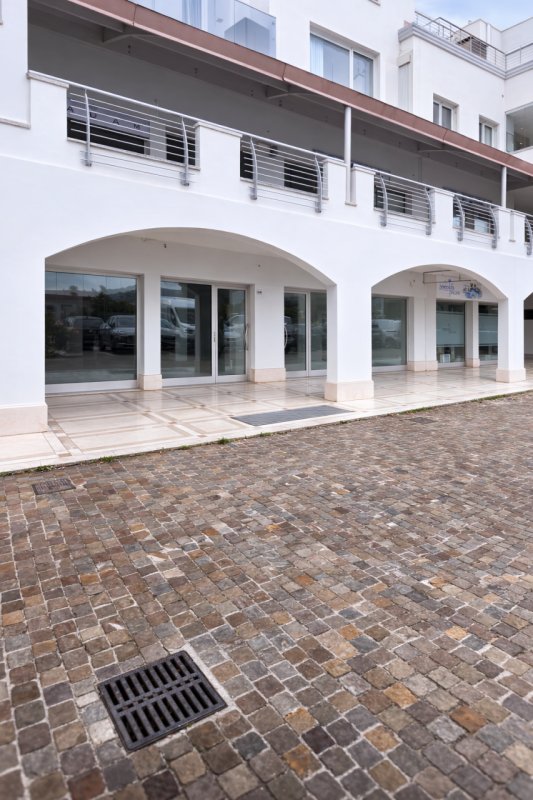 negozio in vendita ad Olbia in zona Aldo Moro