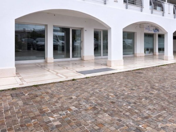 negozio in vendita ad Olbia in zona Aldo Moro