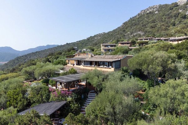 casa indipendente in vendita ad Olbia in zona Marinella