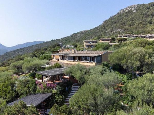 casa indipendente in vendita ad Olbia in zona Marinella