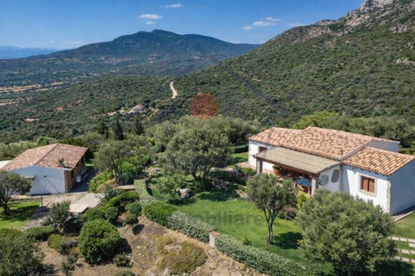 casa indipendente in vendita ad Olbia in zona Cugnana