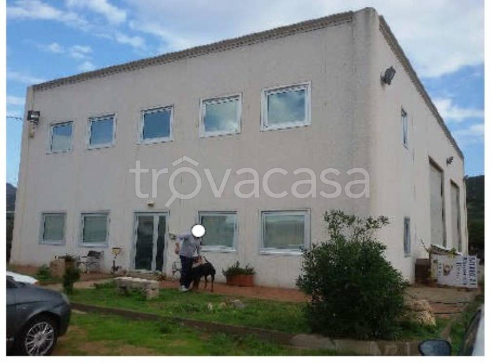 locale commerciale in vendita ad Olbia