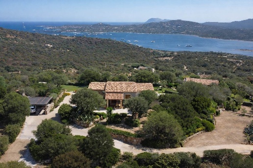 casa indipendente in vendita ad Olbia in zona Cugnana