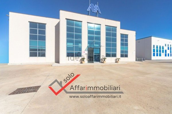 capannone in vendita ad Olbia in zona Pittulongu