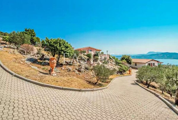 casa indipendente in vendita ad Olbia in zona Cugnana