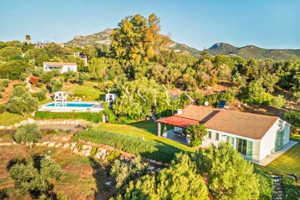 casa indipendente in vendita ad Olbia in zona Cugnana